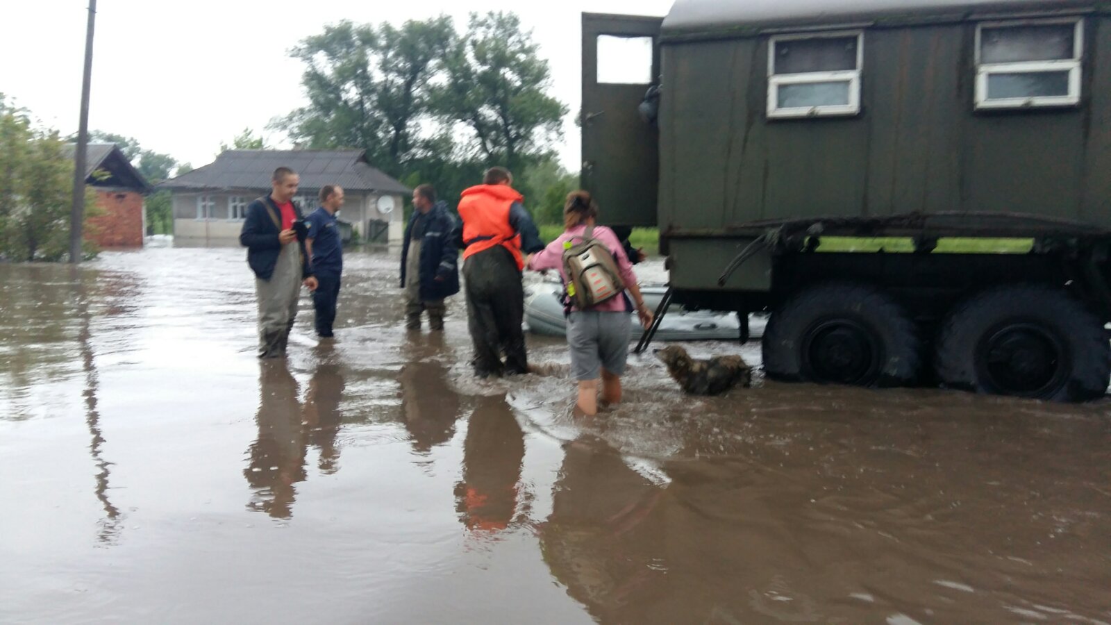 Сотни домов подтоплены, десятки мостов разрушены: спасатели показали масштабы бедствия в Западной Украине (фото, видео)