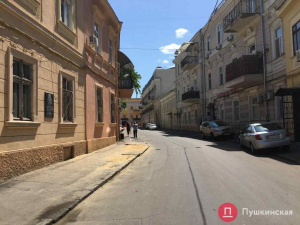 Фасады зданий в центре Одессы обещают очистить от проводов. Видео