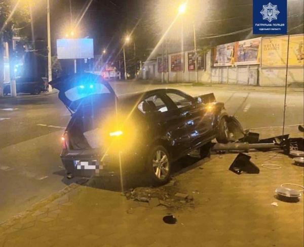 В Одессе BMW попало в ДТП и снесло светофор. Фото