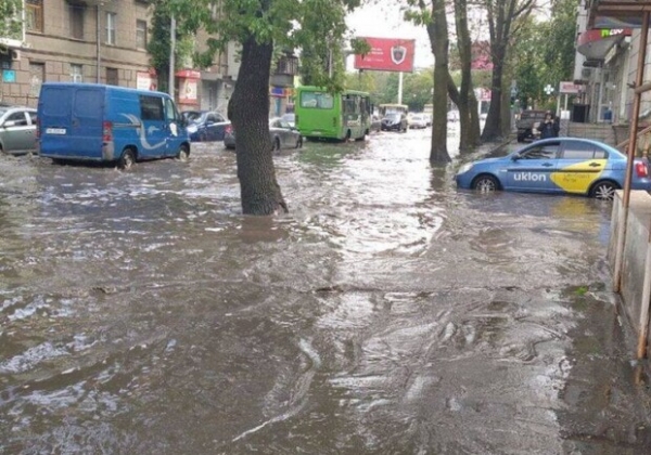 Пострадали от ливня: одесситам выделили деньги на ремонт домов