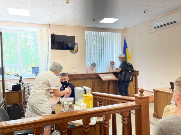 Одесских судейских привили от коронавируса западной вакциной