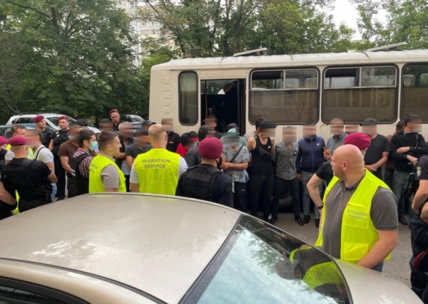 Десятки незаконних мігрантів виявлені Міграційною службою на столичному ринку
