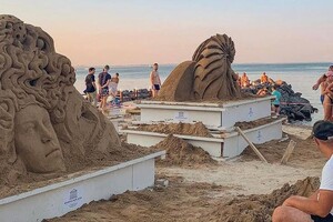 Приходите с детьми: в Одессе проходит фестиваль песчаной скульптуры