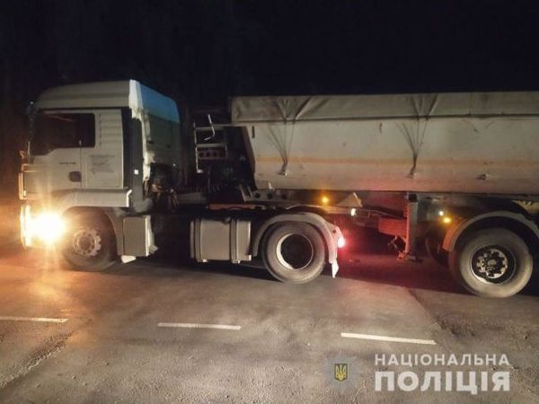 Під Сумами легковик влетів у вантажівку — травмовані троє дітей та водій