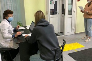 Прямо посреди аптеки: в центре Одессы открыли пункт вакцинации