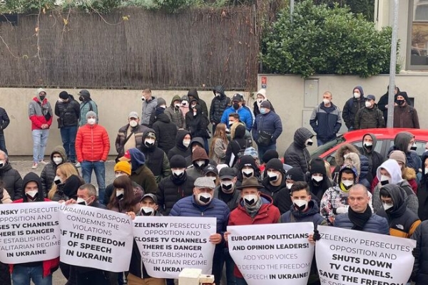 
Под посольством Украины в Праге прошел митинг украинской диаспоры в поддержку незаконно закрытых Зеленским телеканалов
