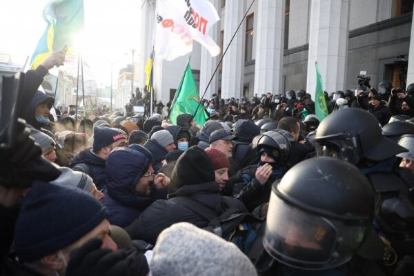 Представители ФОПов пытаются прорваться в парламент