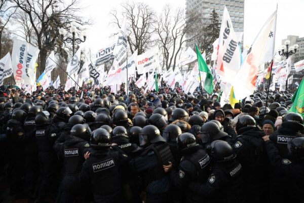 Представители ФОПов пытаются прорваться в парламент