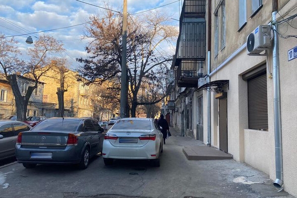 Автохамы в Одессе: свежая фотоподборка очень плохой парковки за неделю