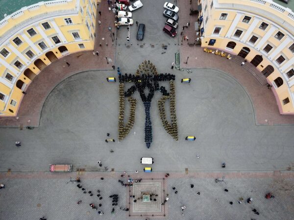 В честь Дня государственного герба в Одессе курсанты создали &laquo;живой&raquo; трезубец. Фото