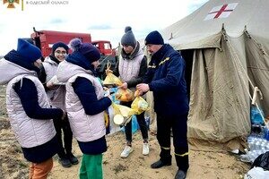 На границах с Румынией и Молдовой принимают беженцев: им все помогают На границах с Румынией и Молдовой принимают беженцев: им все помогают