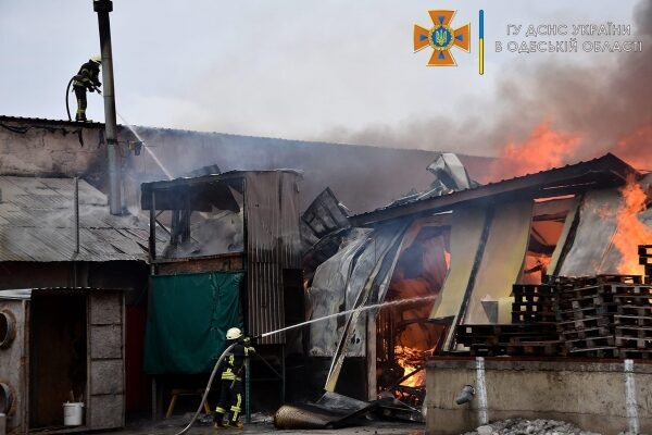 На окраине Одессы сгорел склад: огонь тушили более 30 спасателей. Фото На окраине Одессы сгорел склад: огонь тушили более 30 спасателей. Фото