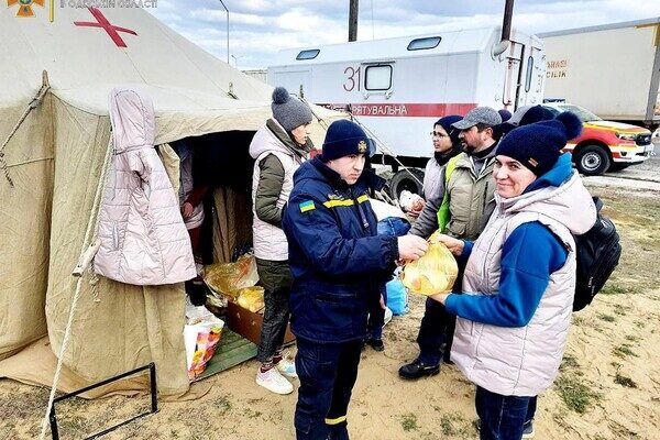 На границах с Румынией и Молдовой принимают беженцев: им все помогают На границах с Румынией и Молдовой принимают беженцев: им все помогают
