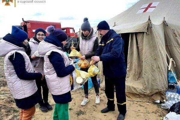 На границах с Румынией и Молдовой принимают беженцев: им все помогают На границах с Румынией и Молдовой принимают беженцев: им все помогают