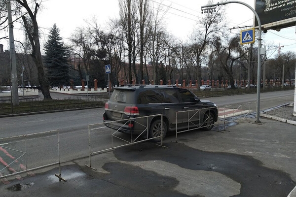 Автохамы в Одессе: свежая фотоподборка очень плохой парковки за неделю