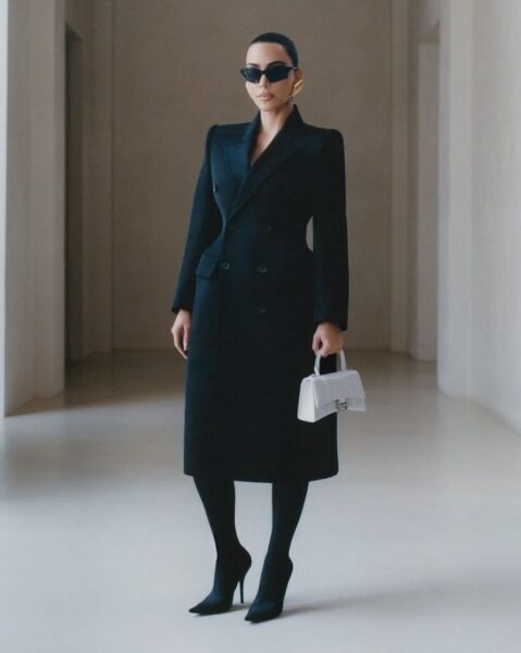 Ким Кардашьян позировала в облегающем наряде Balenciaga Ким Кардашьян позировала в облегающем наряде Balenciaga