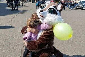 На одесском вокзале играл оркестр, а сотрудники зоопарка переоделись в костюмы На одесском вокзале играл оркестр, а сотрудники зоопарка переоделись в костюмы