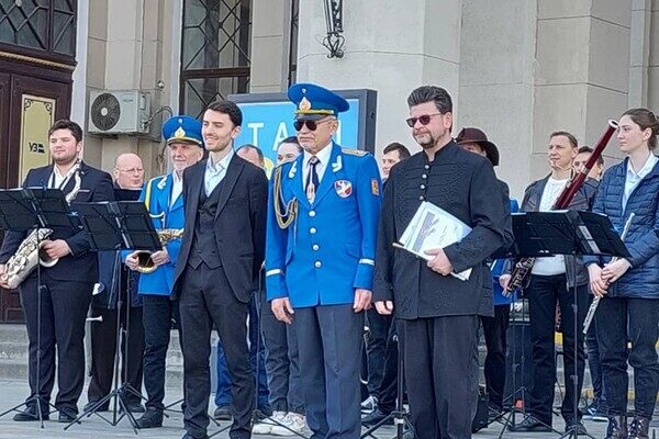 На одесском вокзале играл оркестр, а сотрудники зоопарка переоделись в костюмы На одесском вокзале играл оркестр, а сотрудники зоопарка переоделись в костюмы