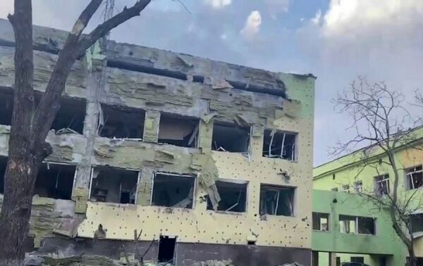 В Мариуполе на детскую больницу сбросили авиабомбы: фото и видео последствий В Мариуполе на детскую больницу сбросили авиабомбы: фото и видео последствий
