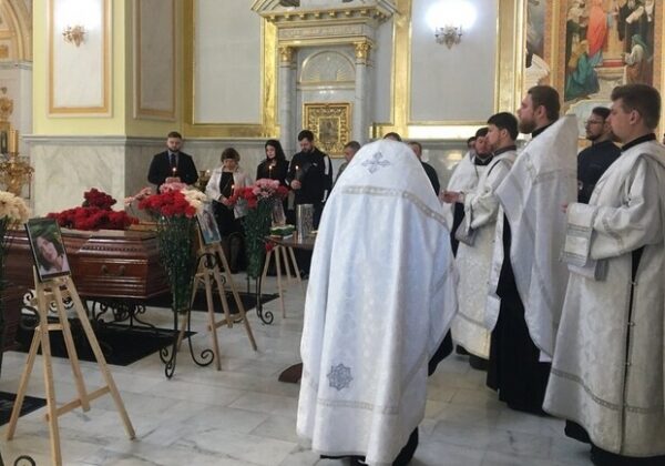 В Одессе простились с семьей, которая погибла при ракетном ударе на Королева В Одессе простились с семьей, которая погибла при ракетном ударе на Королева