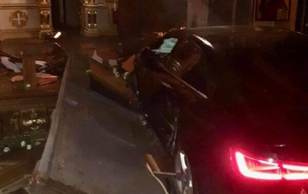 В Тернополе женщина на авто протаранила собор В Тернополе женщина на авто протаранила собор