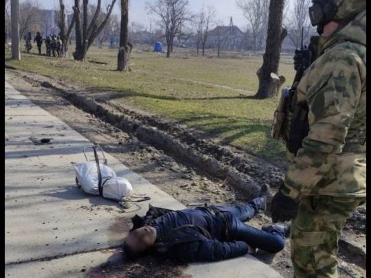 В Маріуполі рашисти фотографуються з тілами вбитих ними місцевих жителів та влаштовують крематорії