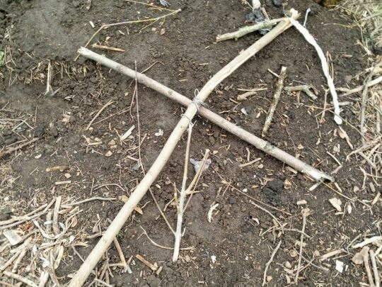 «Закинули в окоп десяток тіл та засипали всім, що було»: у мережі показали «турботу» рашистів про своїх мертвих бійців