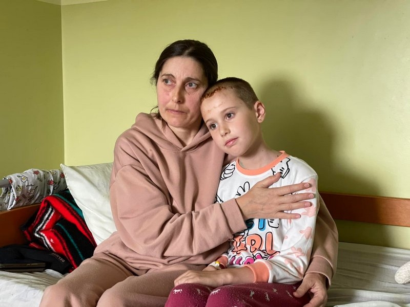 Справжнє диво: у Львові лікарі видалили уламки касетного снаряду із мозку 9-річної дівчинки