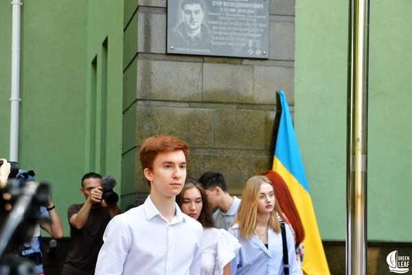 В Одессе установили мемориальную табличку первому погибшему евромайдановцу 2 мая 
