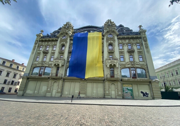 В Одессе на гостиницу "Большая Московская" вывесили огромный флаг Украины