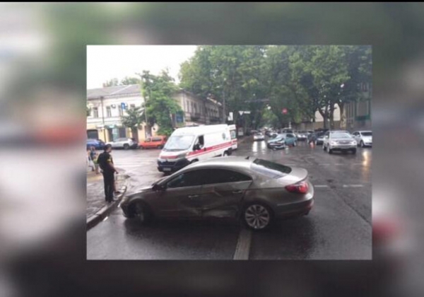 В центре Одессы столкнулись две машины: одну из них отбросило на пешехода