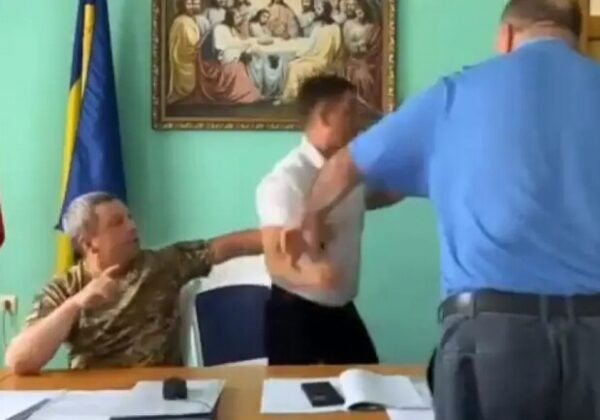 Мэр Аккермана подрался с председателем райсовета в прямом эфире (видео) Мэр Аккермана подрался с председателем райсовета в прямом эфире (видео)
