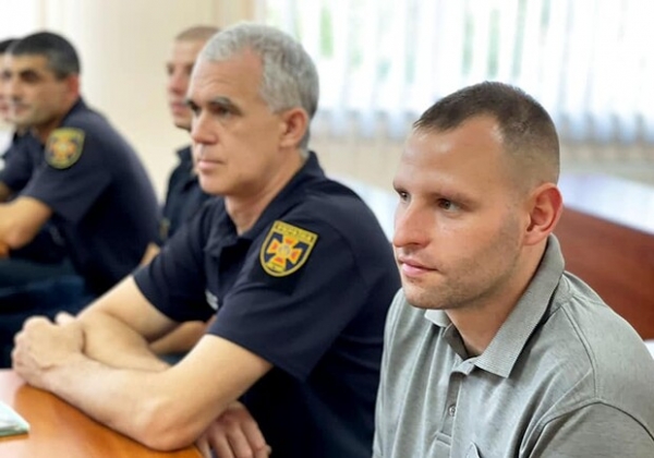 В Одессе наградили немецкого пожарного, который помогал ликвидировать последствия обстрелов 