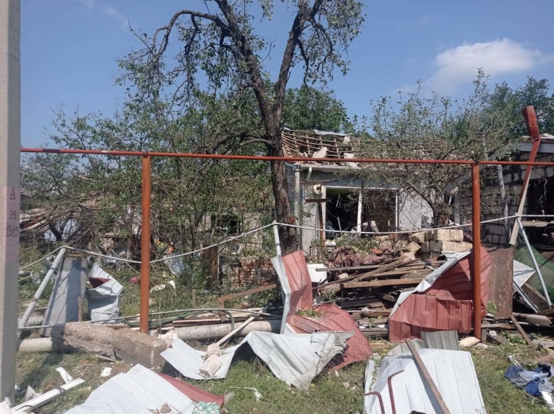 Рашисти обстріляли житлову багатоповерхівку у Вознесенську, є поранені (фото)