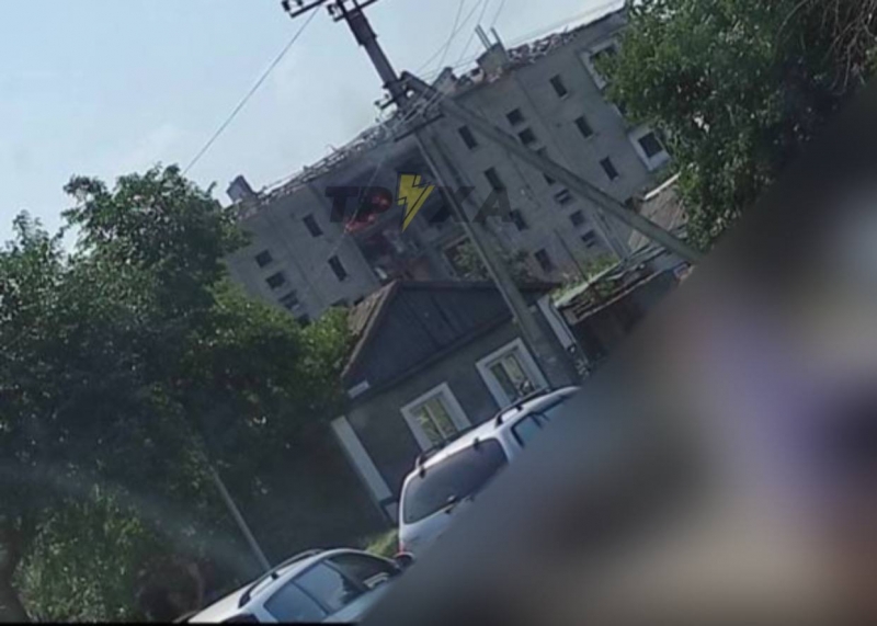 Рашисти обстріляли житлову багатоповерхівку у Вознесенську, є поранені (фото)
