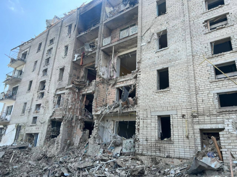 Рашисти обстріляли житлову багатоповерхівку у Вознесенську, є поранені (фото)