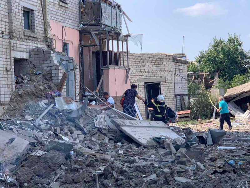 Рашисти обстріляли житлову багатоповерхівку у Вознесенську, є поранені (фото)