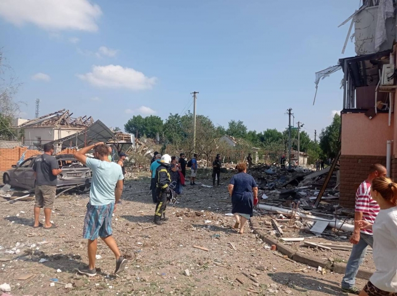 Рашисти обстріляли житлову багатоповерхівку у Вознесенську, є поранені (фото)