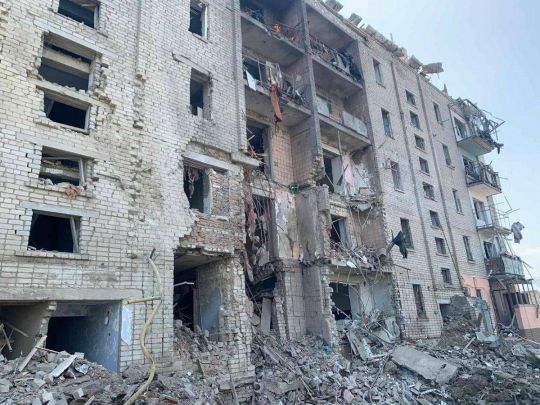 Рашисти обстріляли житлову багатоповерхівку у Вознесенську, є поранені (фото)