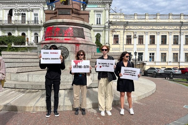 "Убийца" и "снести": в Одессе снова разрисовали памятник Екатерине II (обновлено)