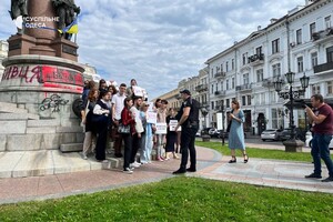 "Убийца" и "снести": в Одессе снова разрисовали памятник Екатерине II (обновлено)
