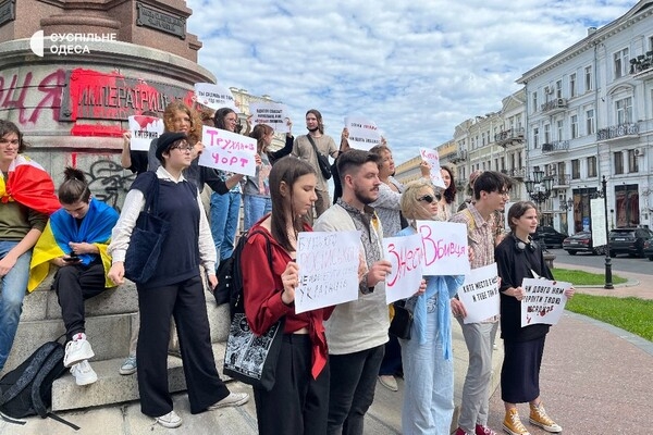 "Убийца" и "снести": в Одессе снова разрисовали памятник Екатерине II (обновлено)