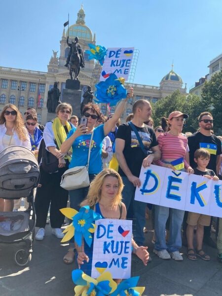 «Дякуємо!»: українські біженці провели ходу і подякували Чехії за притулок під час війни