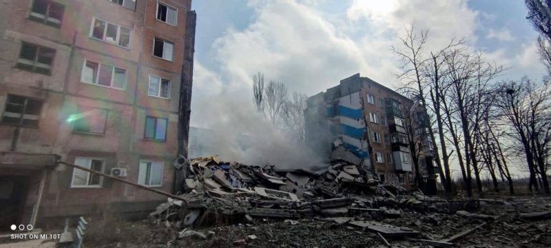 Окупанти завдали авіаудару по двох багатоповерхівках в Авдіївці (фото)