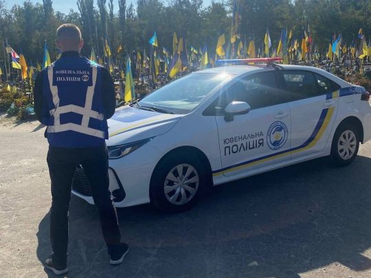 У Києві група підлітків обкрадала могили загиблих захисників України (фото)