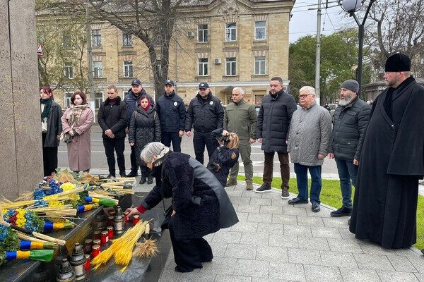 В Одессе почтили память жертв Голодоморов В Одессе почтили память жертв Голодоморов