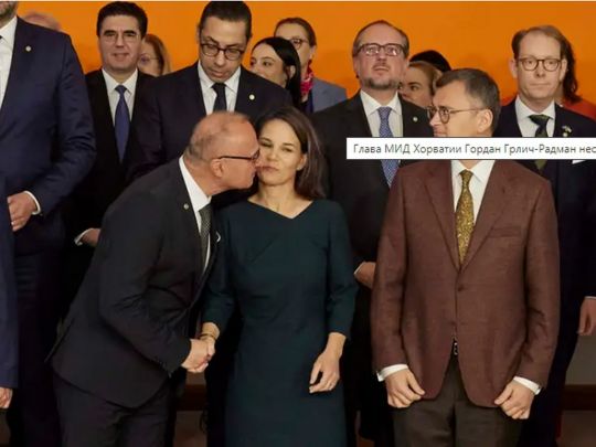 Брежнєвська школа: глава МЗС Хорватії поцілував міністерку закордонних справ Німеччини