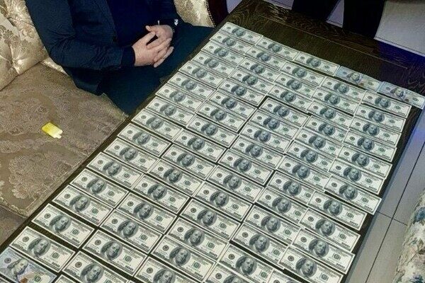 В Одессе прямо в ресторане задержали депутата райсовета, который взял взятку (видео) В Одессе прямо в ресторане задержали депутата райсовета, который взял взятку (видео)