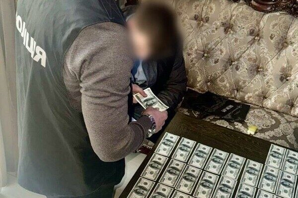 В Одессе прямо в ресторане задержали депутата райсовета, который взял взятку (видео) В Одессе прямо в ресторане задержали депутата райсовета, который взял взятку (видео)