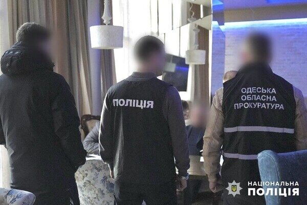 В Одессе прямо в ресторане задержали депутата райсовета, который взял взятку (видео) В Одессе прямо в ресторане задержали депутата райсовета, который взял взятку (видео)